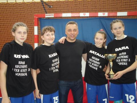 Na zdjęciu od lewej: Justyna, Kasia, trener Marcin Kocięba, Natalia i Daria