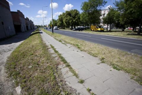 Trawy są skoszone po obu stronach Myśliwskiej