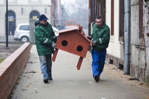 Pracownicy PSM przywieźli budki do Parku Słowackiego
