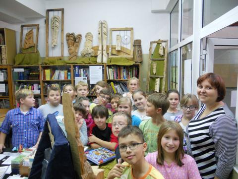 Wystawę prac artysty oglądały dzieci z SP w Ksawerowie