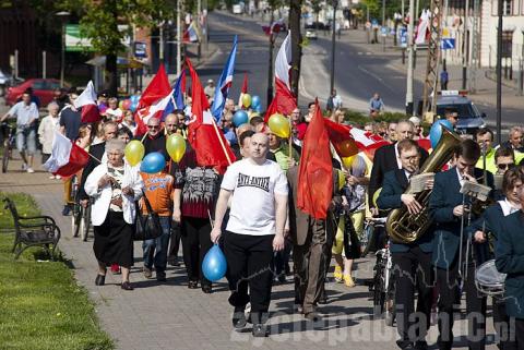 Rowerzyści dołączyli do uczestników obchodów pierwszomajowych i przemaszerowali pod pomnik Bojowników o Wolność i Wyzwolenie.