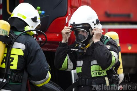 63 strażaków walczyło z ogniem w Chechle. Paliło się w zakładzie produkcyjnym. Spokojnie, to tylko manewry