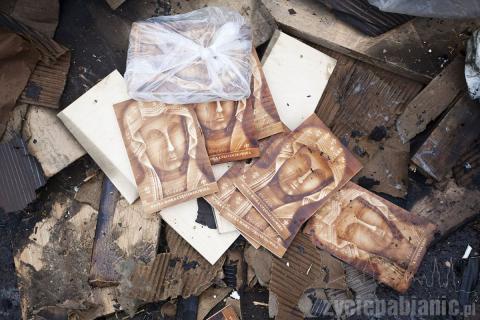 Spłonął dostawczy mercedes. W środku były obrazki z Matką Boską Częstochowską.
