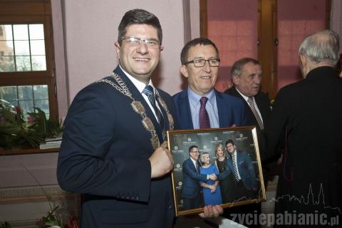 Andrzej Furman pochwalił się, że ma zdjęcie z prezydentem Pabianic - Grzegorzem Mackiewiczem
