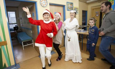 Z dziećmi bawiła się Karolina Skoneczna - nauczycielka SP 14, przebrana za Śnieżynkę. SP 14 sprawuje opiekę dydaktyczno-wychowawczą nad pacjentami