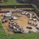 Archeolodzy pracują nad oczyszczeniem szczątków zabytkowej fontanny