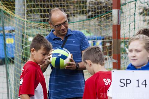 Nowiutkimi piłkami do siatkówki i piłki nożnej zostały obdarowane dzieci z pabianickich podstawówek