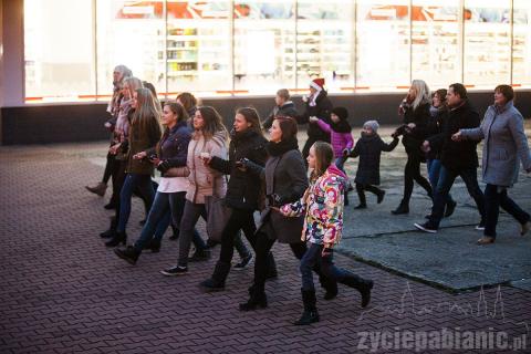 Wolontariusze zorganizowali happening taneczny przed Urzędem Miejskim.