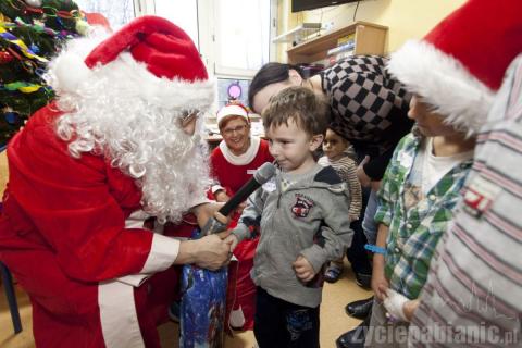 Święty Mikołaj obdarował prezentami 19 małych pacjentów oddziały dziecięcego. Najmłodszy ma 8 tygodni