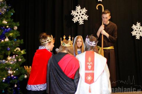 Uczniowie przygotowali bożonarodzeniowe przedstawienie. Czuwali nad tym księża: ks. Janusz Rzepa i ks. Paweł Kutynia.