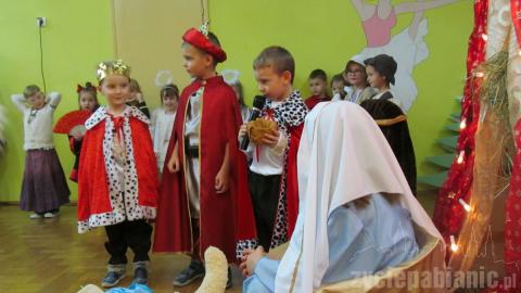 Świąteczne przedstawienie przygotowały dzieci z grupy Muchomorki. 