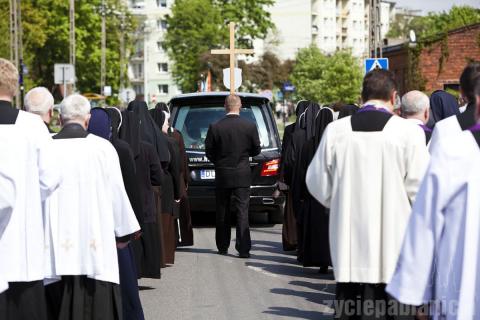 Ulicami Pabianic przeszedł kondukt żałobny. Trumnę na ramionach przenieśli pracownicy firmy pogrzebowej.
