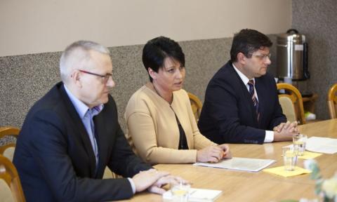 Marek Sobieraj - prezes Lumileds Poland, Anna Leśniak - prezes TPP i Grzegorz Mackiewicz - prezydent miasta poinformowali o realizacji projektu na konferencji prasowej w UM