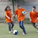 Nowiutkimi piłkami do siatkówki i piłki nożnej zostały obdarowane dzieci z pabianickich podstawówek