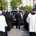 Ulicami Pabianic przeszedł kondukt żałobny. Trumnę na ramionach przenieśli pracownicy firmy pogrzebowej.