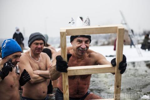 Miłośnicy lodowatej wody z Pabianic zażywają zimnych kąpieli w Konstantynowie