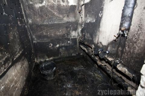 Ogień podłożył w trzech miejscach. W bloku przy Kochanowskiego 13/19 jest 75 mieszkań. Mieszka ponad 150 osób.