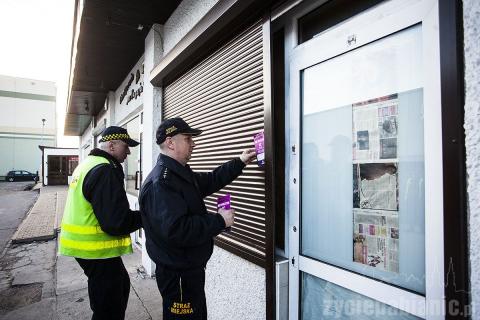 Strażnicy miejscy urządzili happening przed sklepem na ul.Brackiej