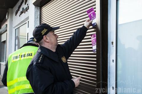 Strażnicy miejscy urządzili happening przed sklepem na ul.Brackiej