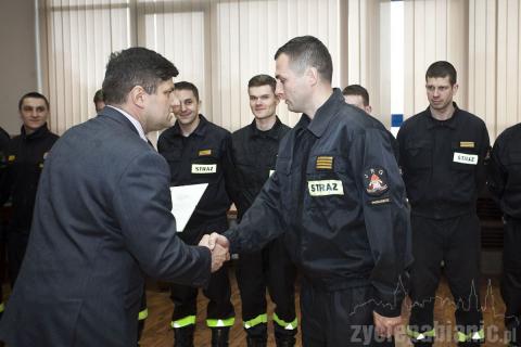 Prezydent wręczył podziękowania strażakom, którzy brali udział w akcji ratunkowej po wybuchu gazu w kamienicy