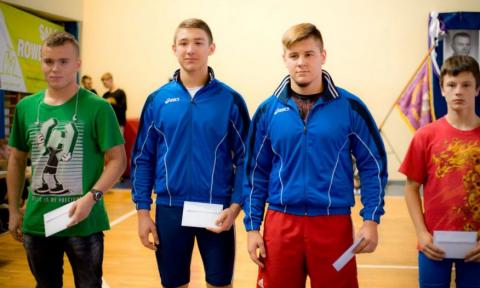 Jakub Madaj (pierwszy z lewej) i Mateusz Domagała (trzeci z lewej) aspirują do medali w pabianickich mistrzostwach