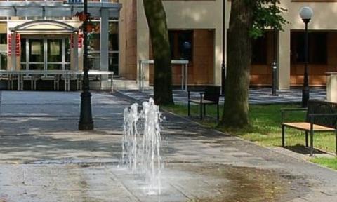 Podobna fontanna posadzkowa jest w parku w Rzgowie