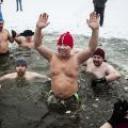 Miłośnicy lodowatej wody z Pabianic zażywają zimnych kąpieli w Konstantynowie