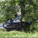 3 osoby jechały w samochodzie, który na Widzewie zatrzymał się na drzewie