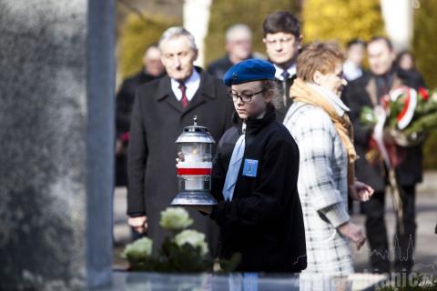 Przed pomnikiem Kwaterą Konspiracyjnego Przysposobienia Wojskowego na cmentarzu komunalnym odbyły się obchody  Narodowego Dnia Pamięci Żołnierzy Wyklętych z udziałem władz miasta i powiatu.