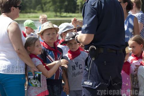 Dzieciaki podziwiały policyjne motocykle, strażackie wozy i cieszyły się z opasek