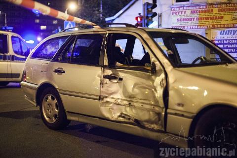 Około godziny 22.30 doszło do wypadku na skrzyżowaniu Łaskiej i Wiejskiej