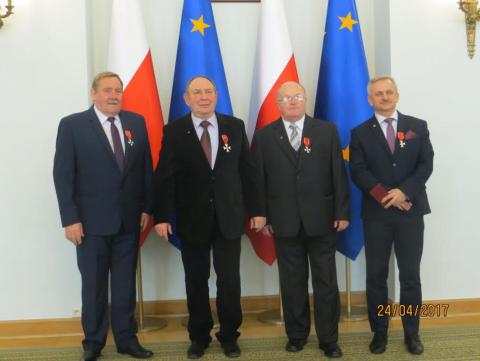Oznaczeni działacze HDK PCK od lewej: Jan Ogrodniczak z Bełchatowa, Zbigniew Janeta z Pabianic, Krzysztof Klarecki z Wrocławia i Janusz Sibiński z Kalisza