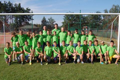 Zawodnicy Jutrzenki Bychlew, rocznik 2007 i trenerzy.