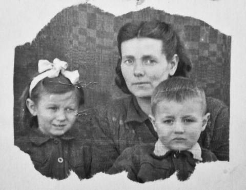 Ocalały tylko zdjęcia zrobione na Syberii - Alina z mamą i bratem