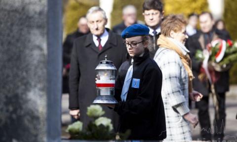 Przed pomnikiem Kwaterą Konspiracyjnego Przysposobienia Wojskowego na cmentarzu komunalnym odbyły się obchody  Narodowego Dnia Pamięci Żołnierzy Wyklętych z udziałem władz miasta i powiatu.