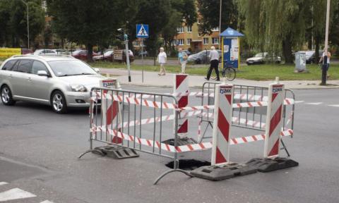 Na ul. Grota-Roweckiego w Pabianicach zapadł się asfalt