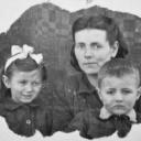 Ocalały tylko zdjęcia zrobione na Syberii - Alina z mamą i bratem