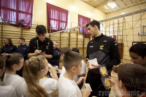 Szóstoklasiści z siedemnastki grali z siatkarzami PGE Skra Bełchatów. To rozgrzewka przed meczem z Moskwą, podczas którego będą dzielnie kibicować