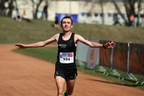 Artur Kozłowski - najlepszy maratończyk w Polsce, z czasem 01:06:10 wbiegł na stadion Włókniarza jako pierwszy