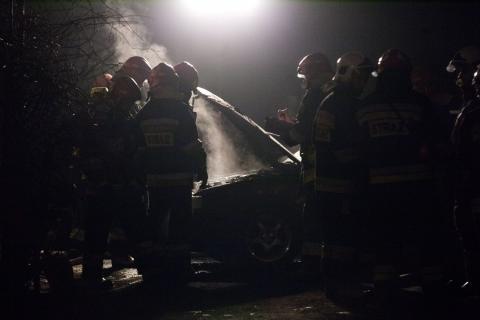 Straż pożarna gasiła pożar samochodu w Dobroniu Życie Pabianic