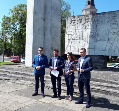 Członkowie SLD przed pomnikiem Życie Pabianic