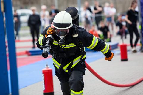 Strażak podczas zawodów Firefighter Combat Challenge Pabianice 2018 ŻYCIE PABIANIC