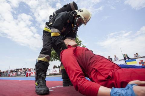 strażak podczas zawodów Firefighter Combat Challenge Poland Życie Pabianic
