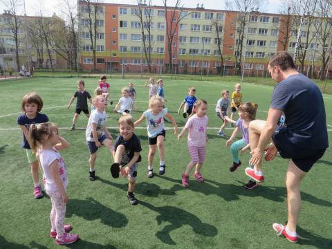 Dzieci z Przedszkola Miejskiego nr 12 w Pabianicach na zajęciach sportowych Życie Pabianic