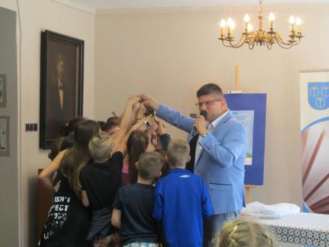 Prezydent Grzegorz Mackiewicz czytał dzieciom w bibliotece Życie Pabianic