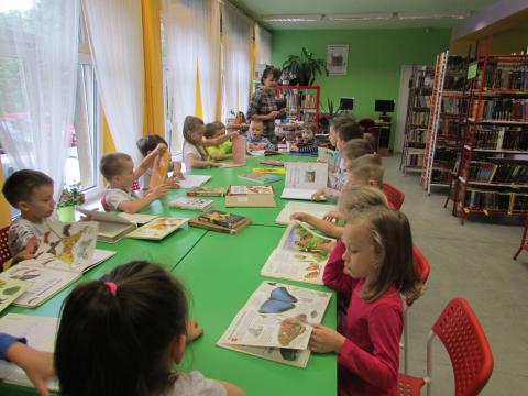 Dzieci z PM 13 na zajęciach w miejskiej bibliotece Życie Pabianic