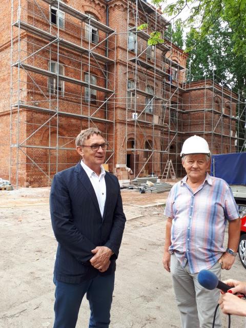 Starosta Habura i Antoni Jędraszek na placu budowyu