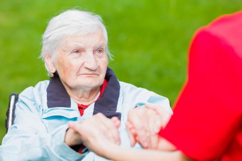 Co warto wiedzieć o pracy opiekunki osób starszych Życie Pabianic