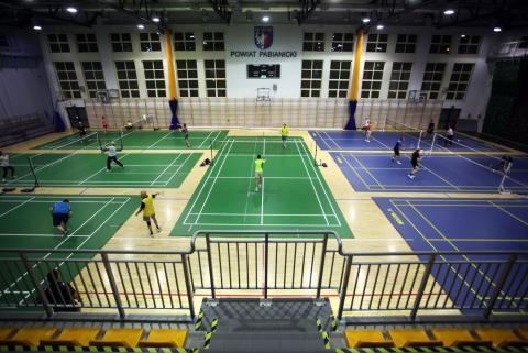 W hali powiatowej grała ponad setka badmintonistów Życie Pabianic