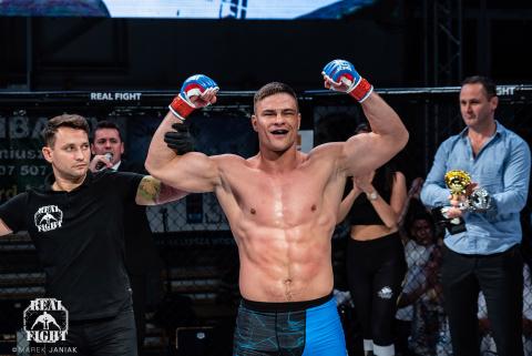 Marcin Chałaśkiewicz wygrał walkę wieczoru na gali Real Fight 2 Życie Pabianic